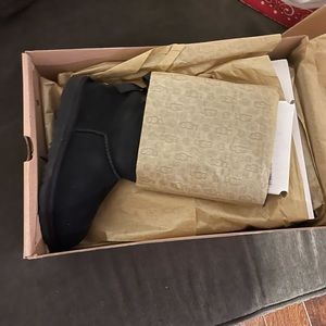 Brand New NEVER WORN Girls Ugg Bailey Boots II TALL Black size 4